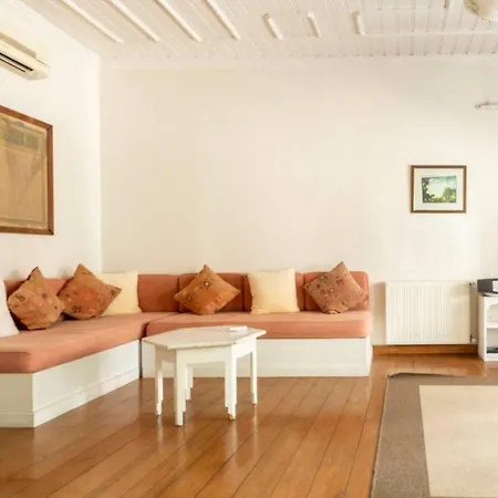 Villa Terrace Triplex In Peninsula *